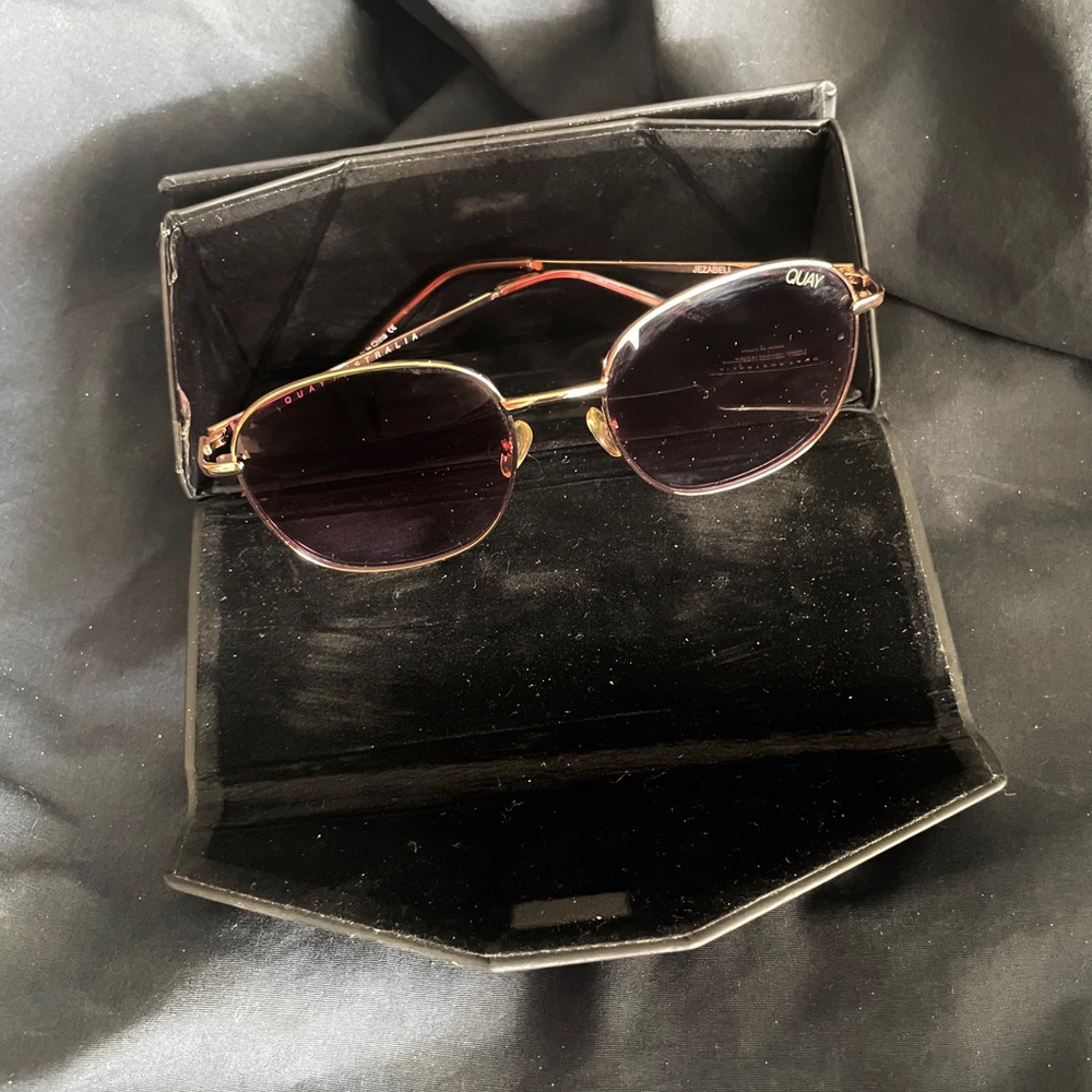 Quay sunglasses wore once